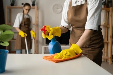 Table gastronomique élégamment dressée